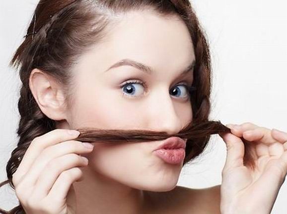 Por que o cabelo cresce no rosto?