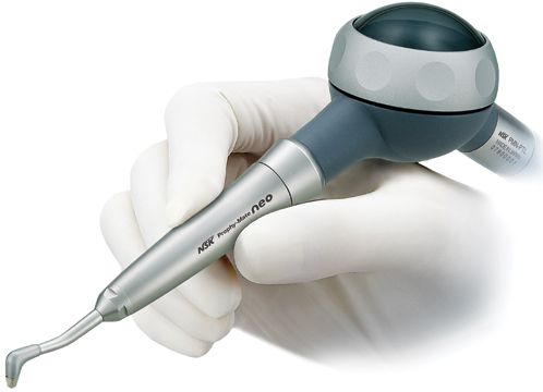 Limpeza de dentes com a ajuda do sistema Air Flow