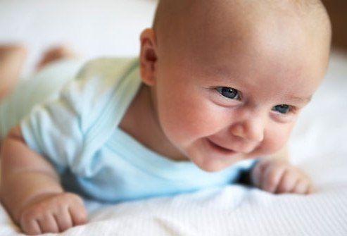 O que um bebê deve ser capaz de fazer aos 3 meses? 