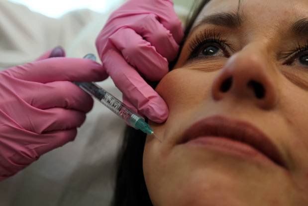 Mulher americana tem ossos nas pálpebras após procedimento estético
