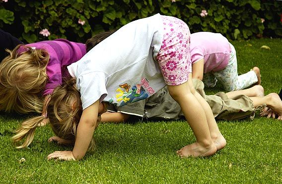 Ginástica matinal para crianças menores de idade pré-escolar 